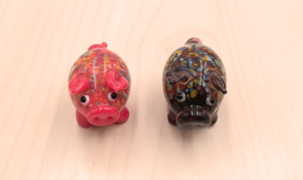 Glas-Schwein bunt mit Punkten