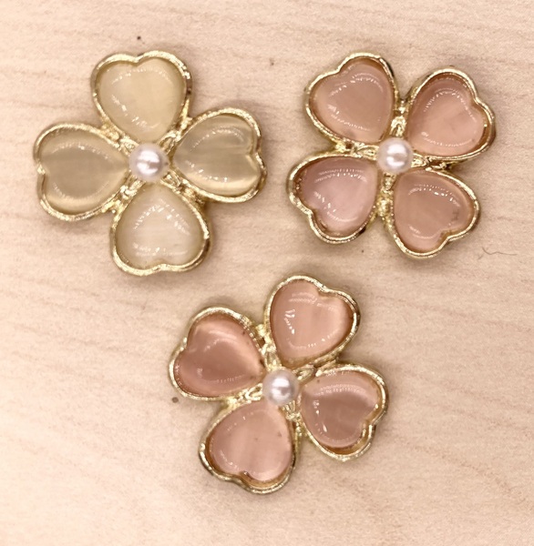 goldenes Kleeblatt mit Perle