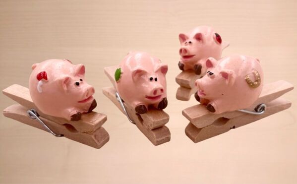 Kluppe mit Schweinchen 4,5 cm Kluppe mit Schweinchen 4,5 cm